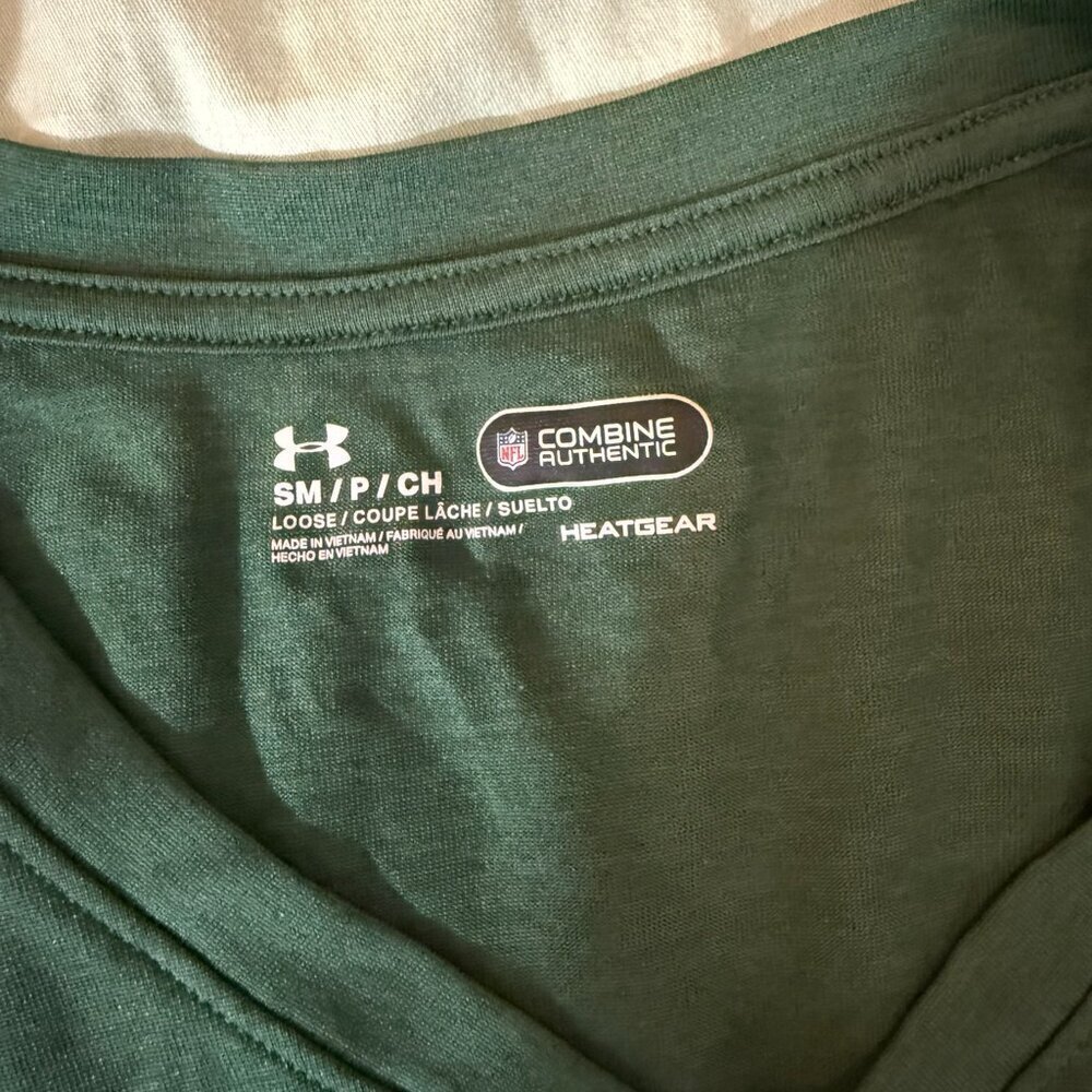 Under Armour Combine Authentic 🏈Green Bay Packers🏈 v-neck Heatgear T-shirt - Picture 3 of 5